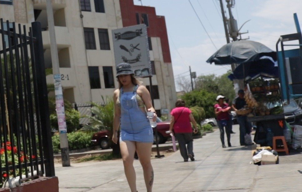 Milky Peru – Bridget Jones – Vendedora ambulante acepta la propuesta del tío Milky y es follada por dinero