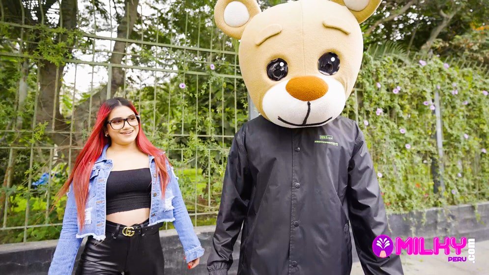 Milky Peru – Rosario – Rosario se pone cachonda en la calle y termina follándose al Oso Milky