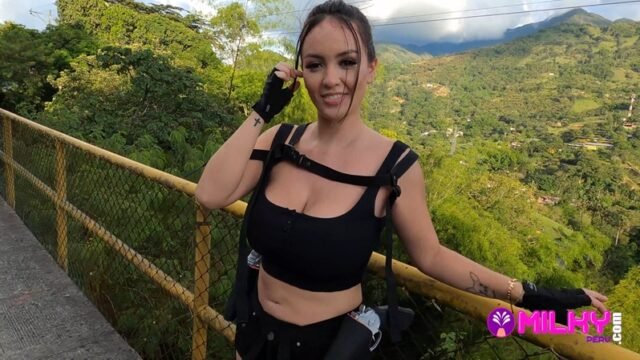 Milky Peru – Kourtney Love – Sexy cosplayer tetona esta sola en la calle y es el momento exacto para pagar capricho por follar su hermoso coño